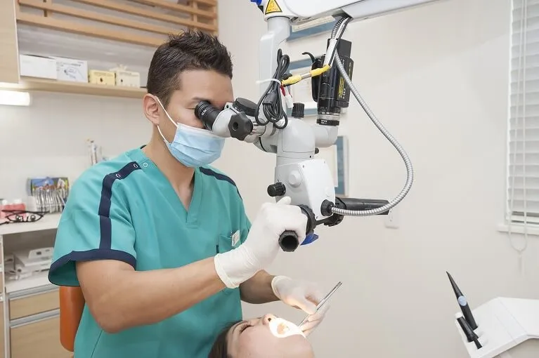 優しく触って、優しく削る。痛みの少ない治療を心がけています。